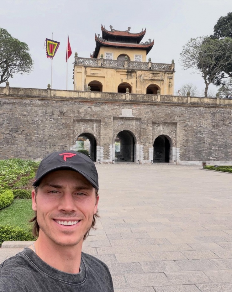 Tay vợt pickleball top 4 thế giới thăm thú Hà Nội, check in Ba Vì 3 Christian Alshon thích thú khi thấy sân pickleball trong lúc tham quan Cột cờ Hà Nội