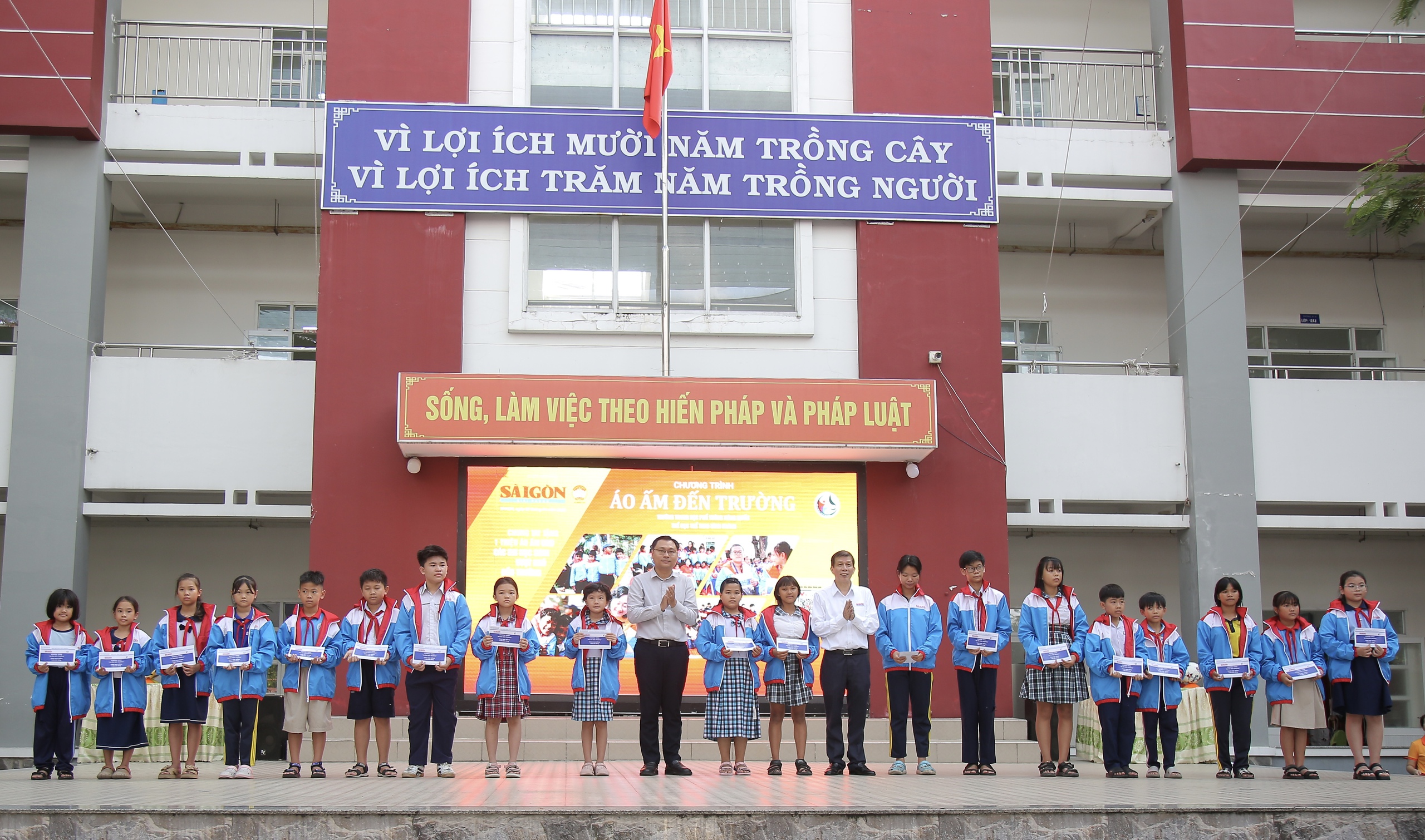 Hoàng Đức vắng mặt đột xuất, áo ấm vẫn đến trường - Ảnh 3.