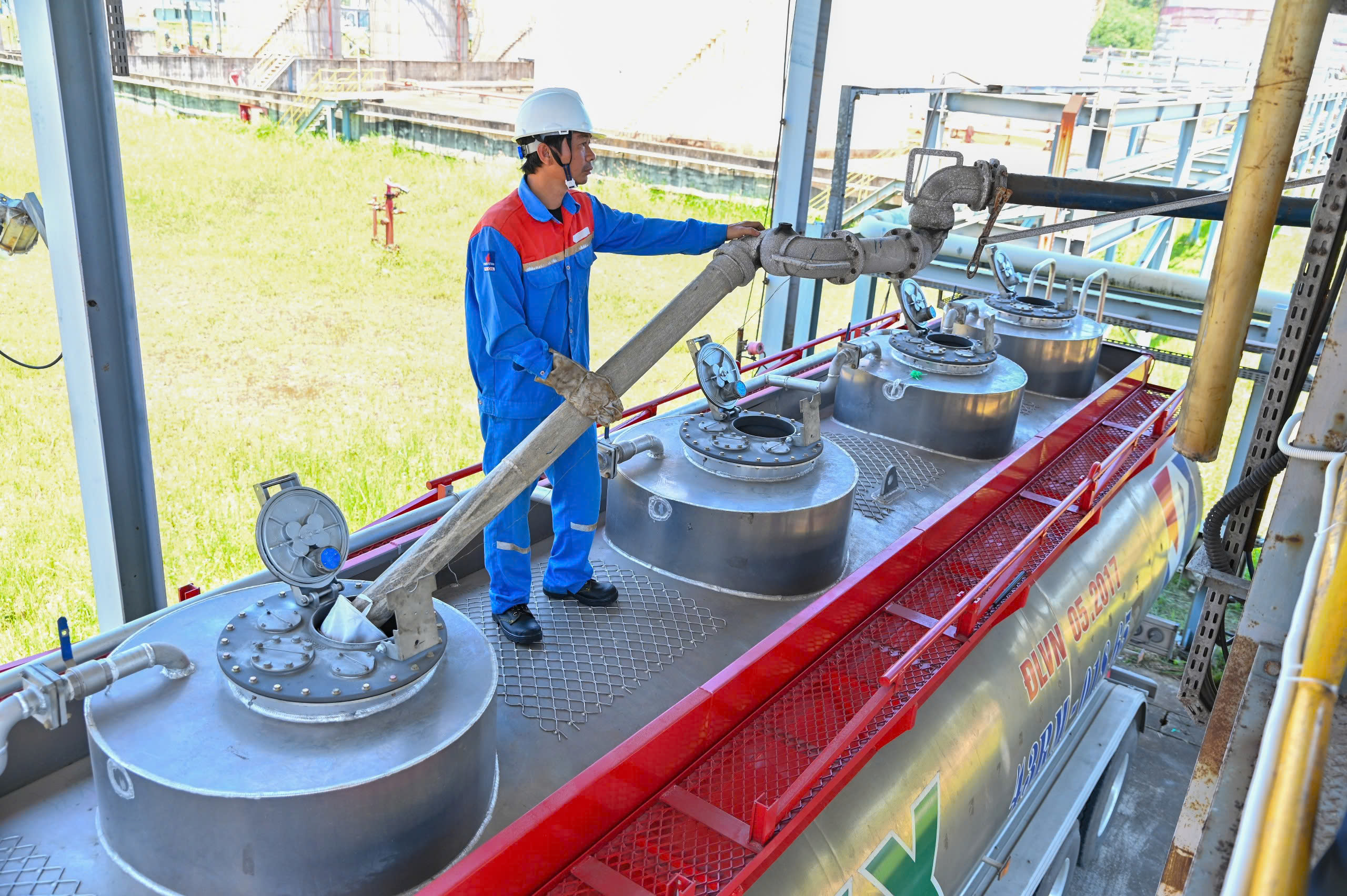 Nhà máy nhiên liệu sinh học Dung Quất sắp chạy tối đa, sẵn nguồn cho xăng E10 2 xăng - Ảnh 2.