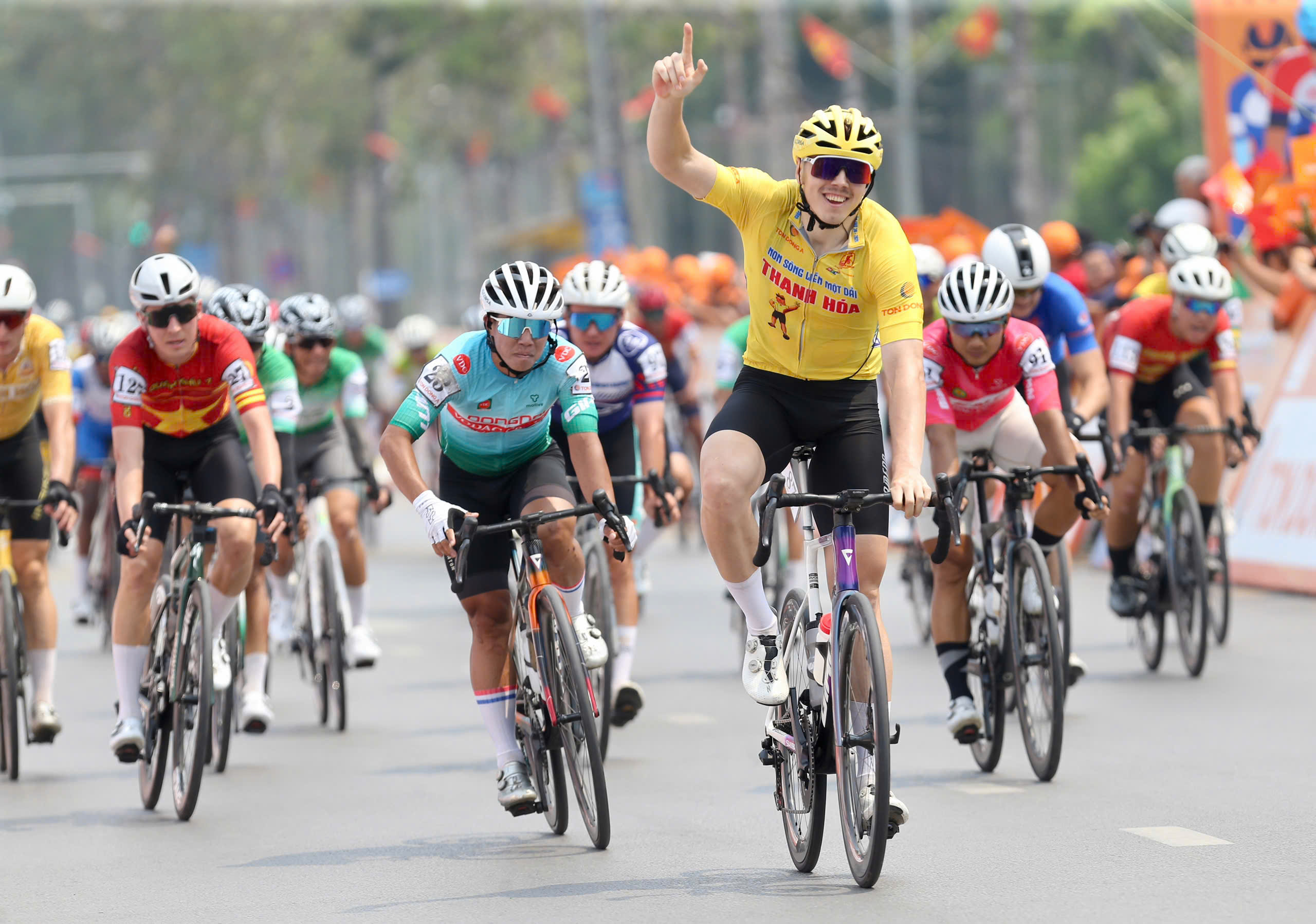 Cua rơ mặc áo cam Cúp truyền hình TP.HCM không may bị ngã ngay trước vạch đích- Ảnh 2. Cua rơ mặc áo cam Cúp truyền hình TP.HCM không may bị ngã ngay trước vạch đích- Ảnh 2.