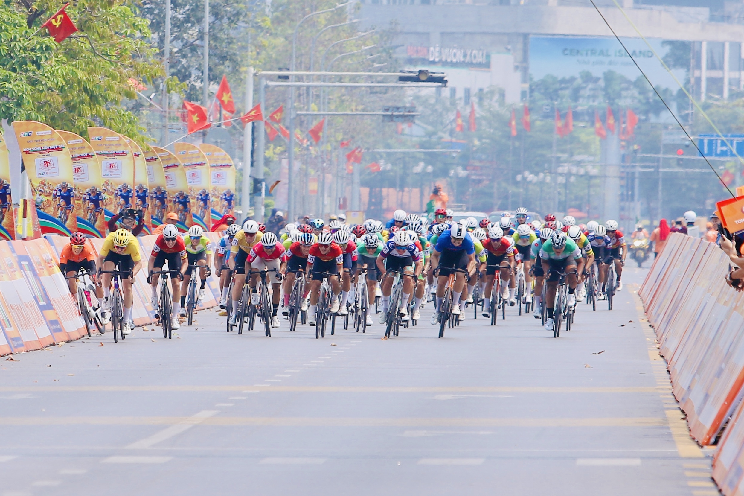 Cua rơ mặc áo cam Cúp truyền hình TP.HCM không may bị ngã ngay trước vạch đích- Ảnh 3. Cua rơ mặc áo cam Cúp truyền hình TP.HCM không may bị ngã ngay trước vạch đích- Ảnh 3.