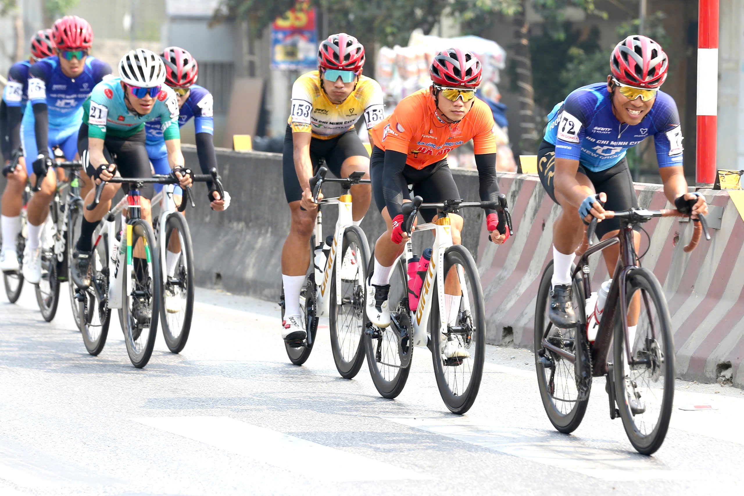 Cua rơ mặc áo cam Cúp truyền hình TP.HCM không may bị ngã ngay trước vạch đích- Ảnh 4. Cua rơ mặc áo cam Cúp truyền hình TP.HCM không may bị ngã ngay trước vạch đích- Ảnh 4.