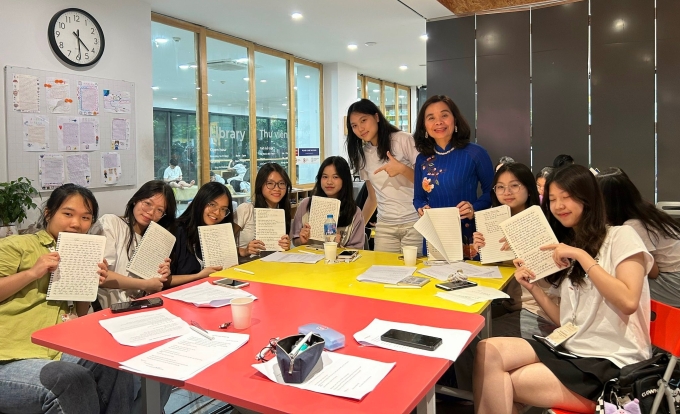 Gia Khanh (đứng) cùng nhà văn Nguyễn Phan Quế Mai (áo dài xanh) với các bạn trại viên Camp Lumina, tháng 6/2024. Ảnh: Nhân vật cung cấp