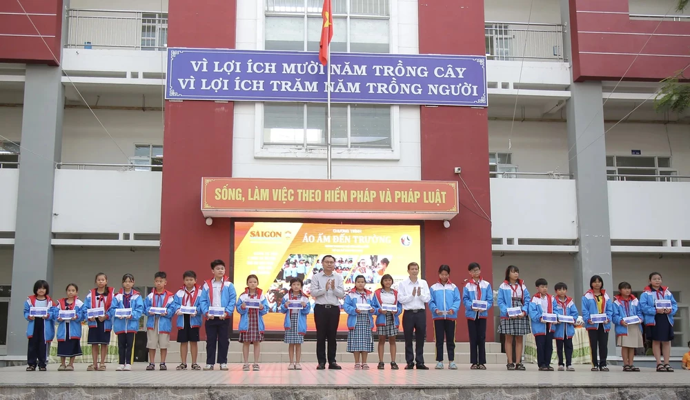 xuc-dong-tuyen-thu-hoang-duc-am-tham-chi-100-trieu-giup-hoc-sinh-ngheo-tp-hcm (3).jpg