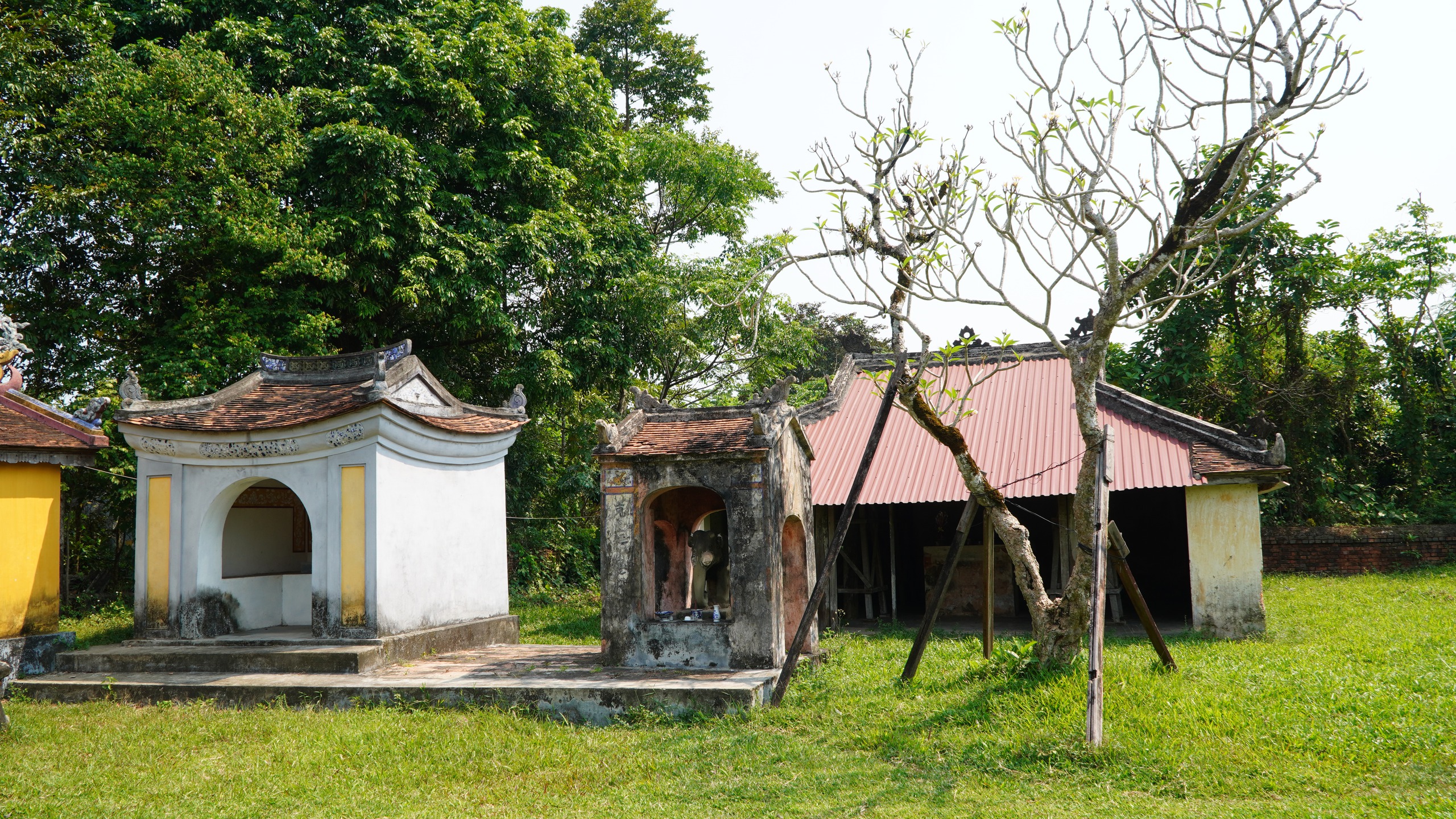 Di tích điện Voi Ré, nơi thờ voi chiến triều Nguyễn, đang xuống cấp- Ảnh 7. Di tích điện Voi Ré, nơi thờ voi chiến triều Nguyễn, đang xuống cấp- Ảnh 7.