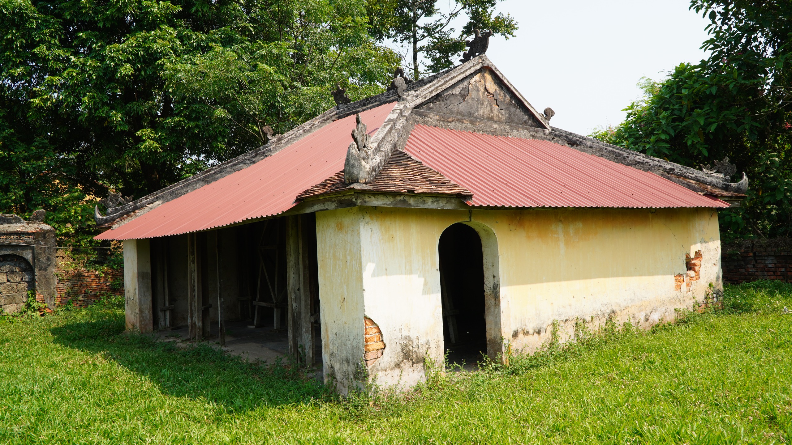 Di tích điện Voi Ré, nơi thờ voi chiến triều Nguyễn, đang xuống cấp- Ảnh 8. Di tích điện Voi Ré, nơi thờ voi chiến triều Nguyễn, đang xuống cấp- Ảnh 8.