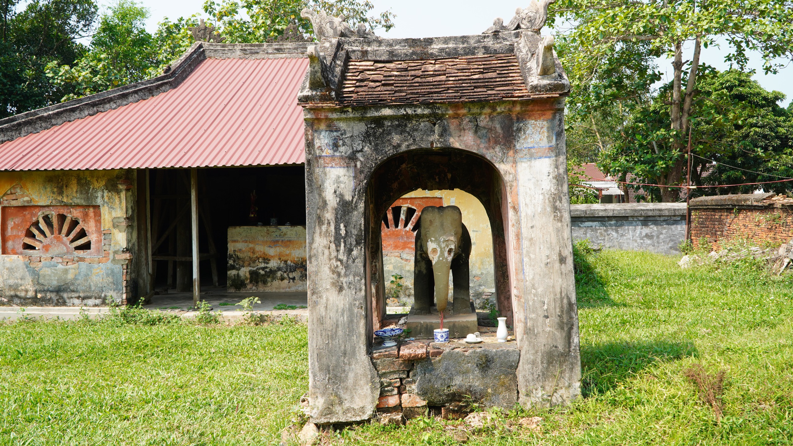 Di tích điện Voi Ré, nơi thờ voi chiến triều Nguyễn, đang xuống cấp- Ảnh 9. Di tích điện Voi Ré, nơi thờ voi chiến triều Nguyễn, đang xuống cấp- Ảnh 9.