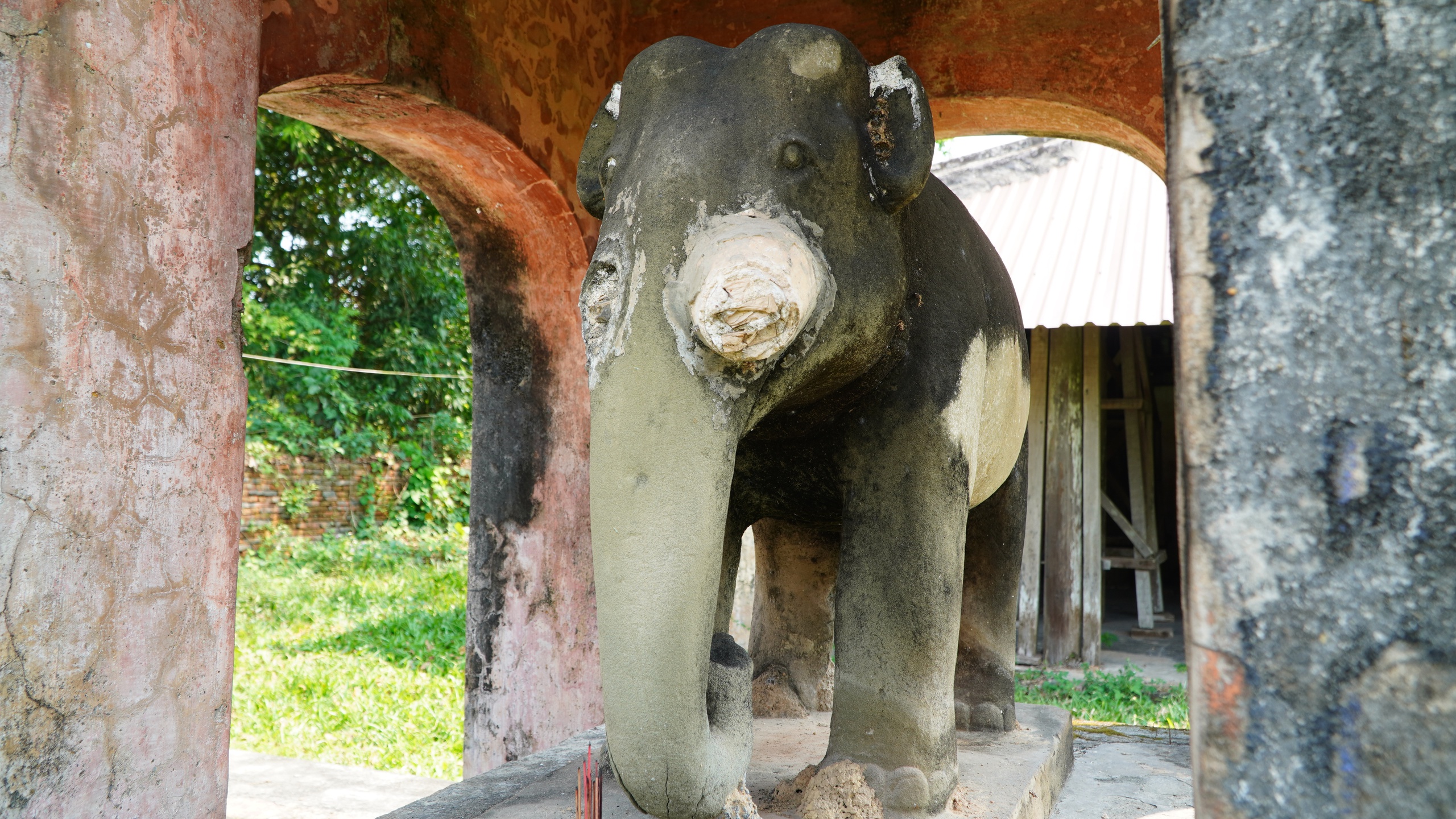 Di tích điện Voi Ré, nơi thờ voi chiến triều Nguyễn, đang xuống cấp- Ảnh 10. Di tích điện Voi Ré, nơi thờ voi chiến triều Nguyễn, đang xuống cấp- Ảnh 10.