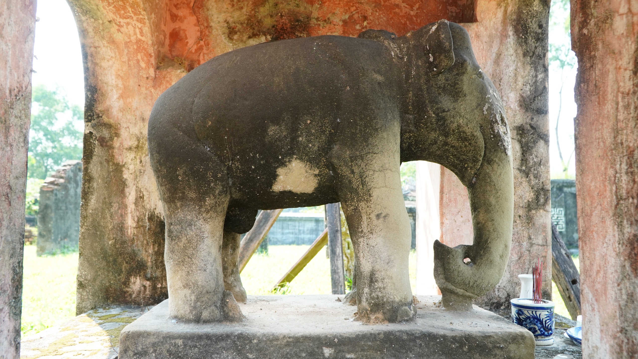 Di tích điện Voi Ré, nơi thờ voi chiến triều Nguyễn, đang xuống cấp- Ảnh 11. Di tích điện Voi Ré, nơi thờ voi chiến triều Nguyễn, đang xuống cấp- Ảnh 11.
