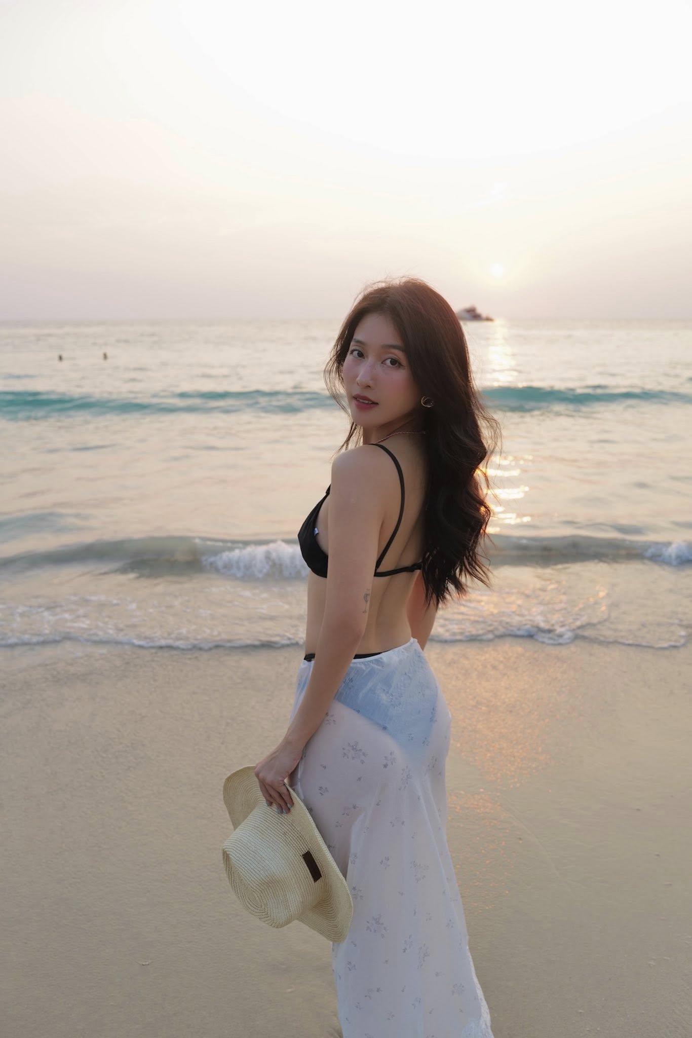 Nắng nóng cũng không bằng dàn mỹ nhân 