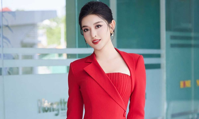 Á hậu Việt đăng thanh lý giày hàng hiệu nhưng tình trạng món đồ lạ lắm
