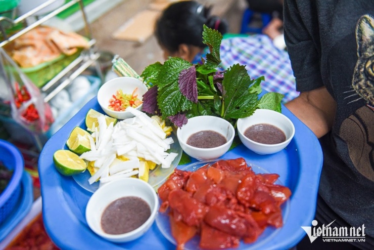 Món ăn hạ hỏa ngày nắng nóng ở Hà Nội, hương vị gây tranh cãi vẫn hút khách 3 Sứa đỏ vỉa hè thường có giá từ 40.000 - 60.000 đồng/suất