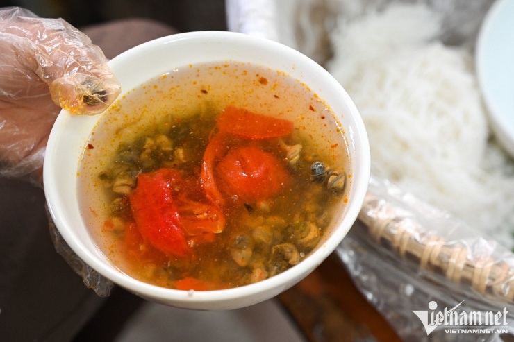 Món ăn hạ hỏa ngày nắng nóng ở Hà Nội, hương vị gây tranh cãi vẫn hút khách 4 Bún ốc nguội có cách chế biến độc đáo