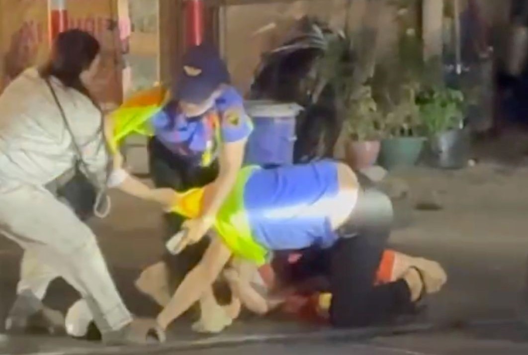 Hai nữ nhân viên gác chắn tàu bị hành hung: Hai nữ nhân viên gác chắn tàu bị hành hung: