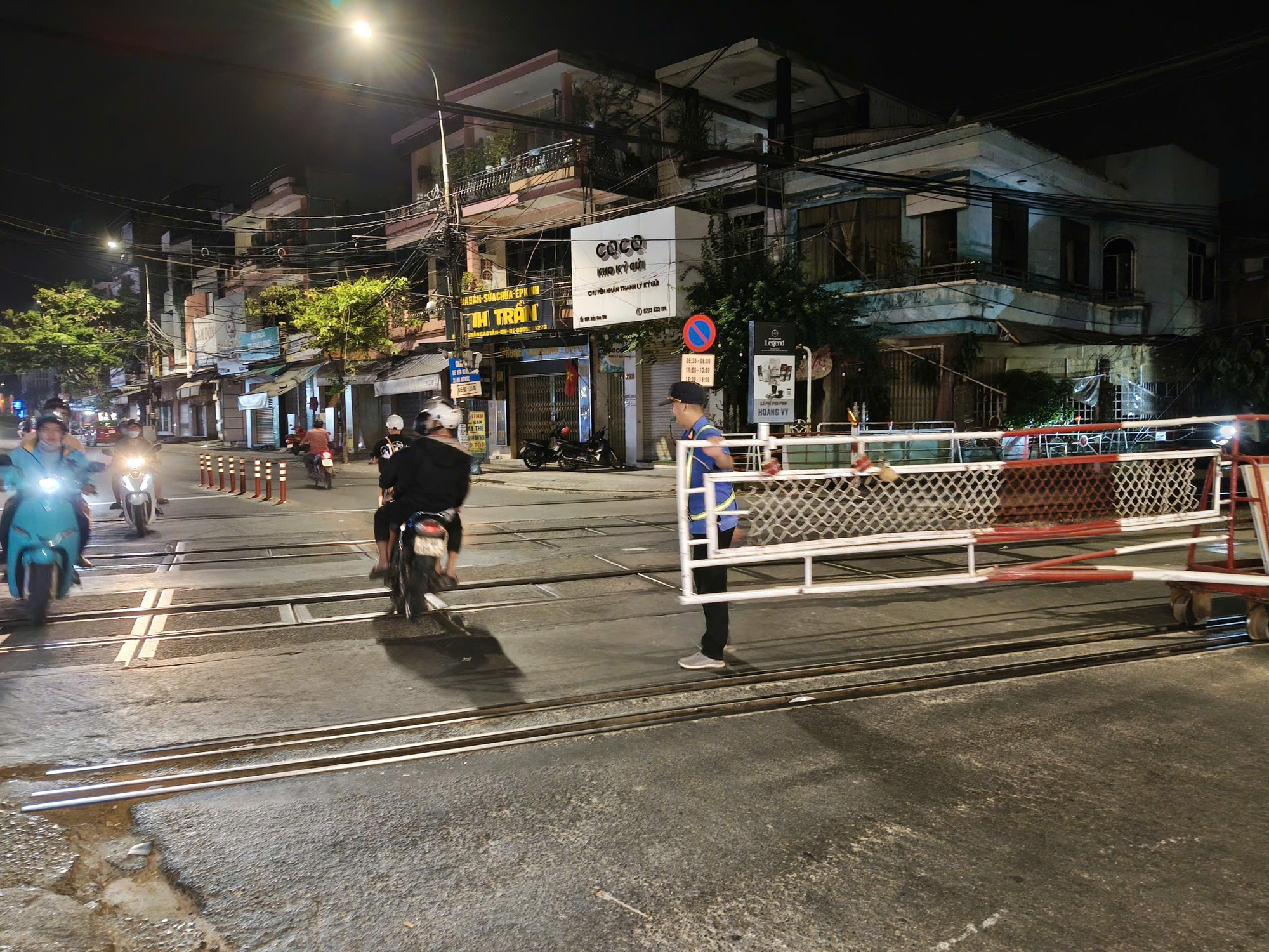 Hai nữ nhân viên gác chắn tàu bị hành hung: Hai nữ nhân viên gác chắn tàu bị hành hung: