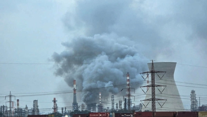 Một nhà máy lọc dầu tại tỉnh Haifa, Israel, bị hư hại sau đợt tập kích của Iran hôm 19/3. Ảnh: Reuters