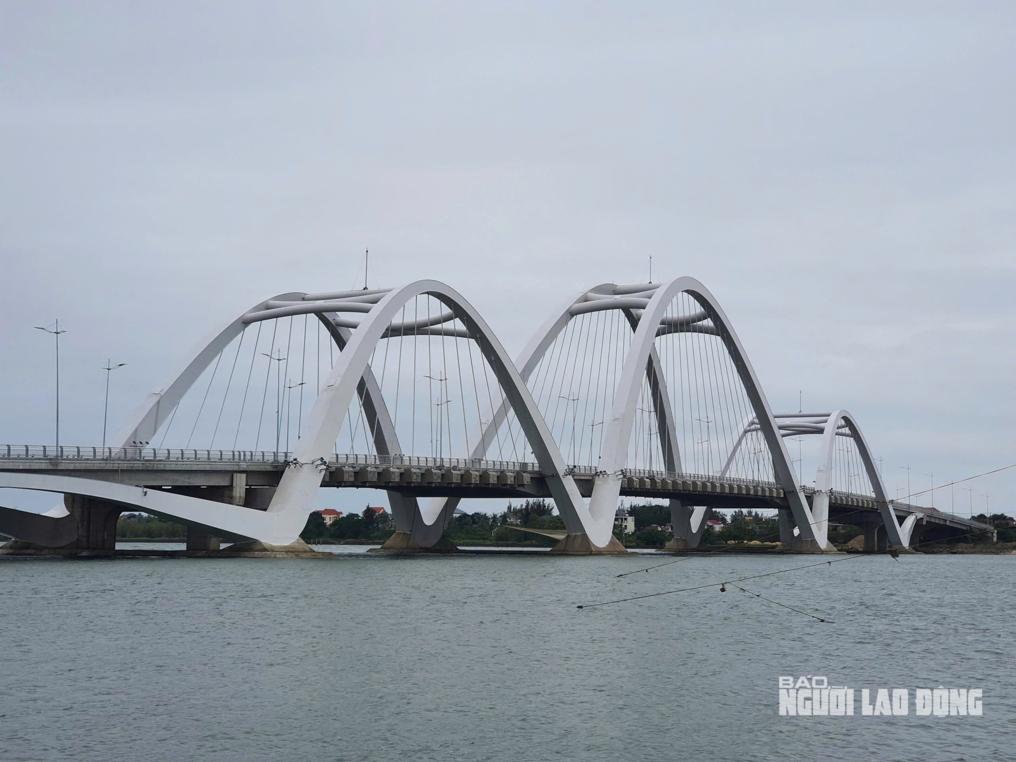 Nghịch lý cây cầu 1.300 tỉ đồng đã sáng đèn nhưng xe chưa thể qua? - Ảnh 2.