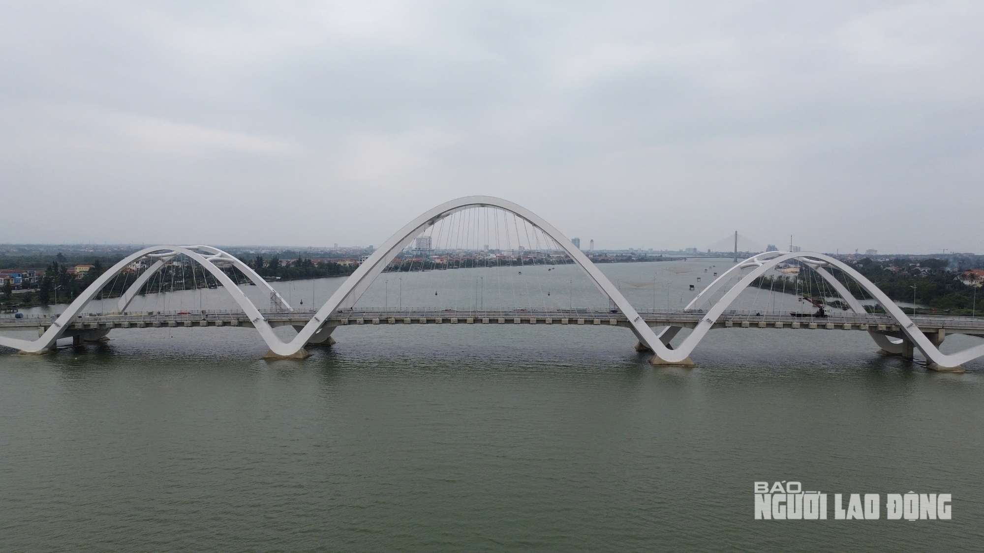 Nghịch lý cây cầu 1.300 tỉ đồng đã sáng đèn nhưng xe chưa thể qua? - Ảnh 3.
