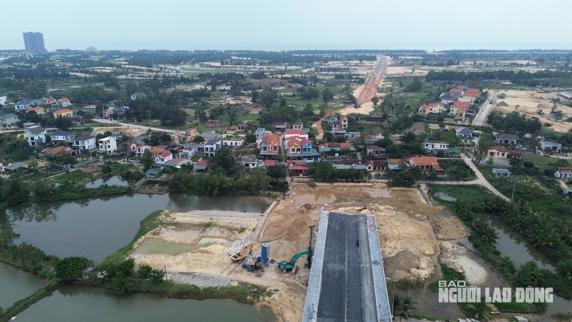 Nghịch lý cây cầu 1.300 tỉ đồng đã sáng đèn nhưng xe chưa thể qua? - Ảnh 4.