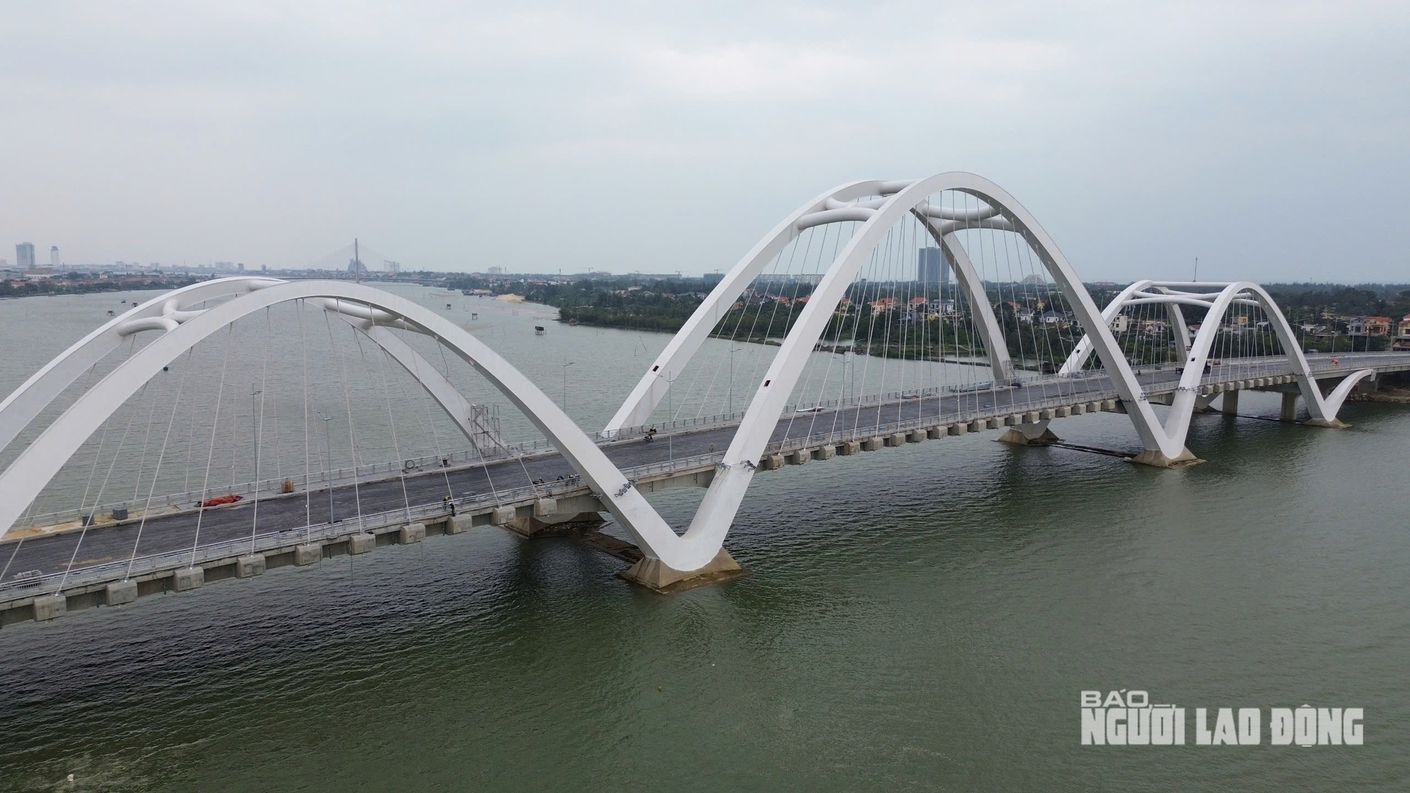 Nghịch lý cây cầu 1.300 tỉ đồng đã sáng đèn nhưng xe chưa thể qua? - Ảnh 5.