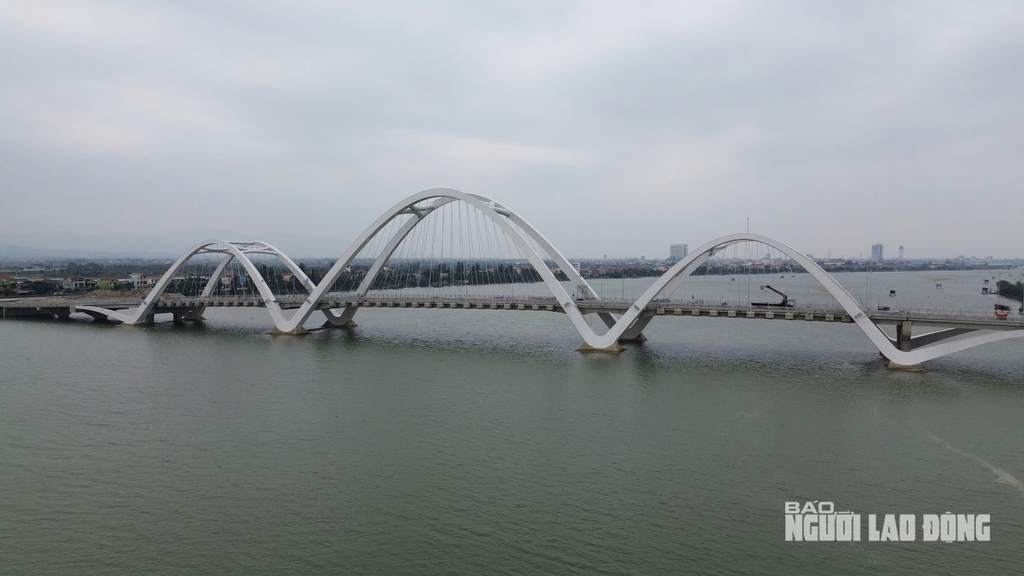 Nghịch lý cây cầu 1.300 tỉ đồng đã sáng đèn nhưng xe chưa thể qua? - Ảnh 6.