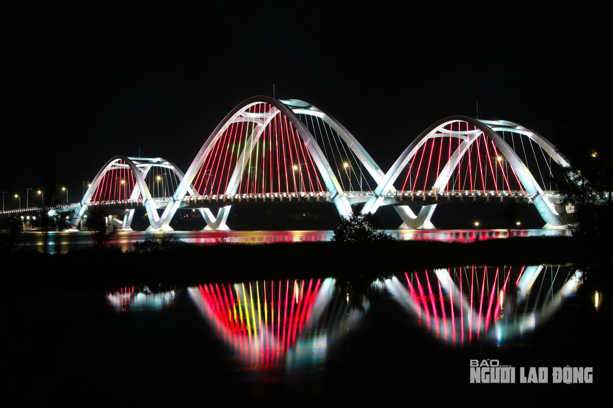 Nghịch lý cây cầu 1.300 tỉ đồng đã sáng đèn nhưng xe chưa thể qua? - Ảnh 7.