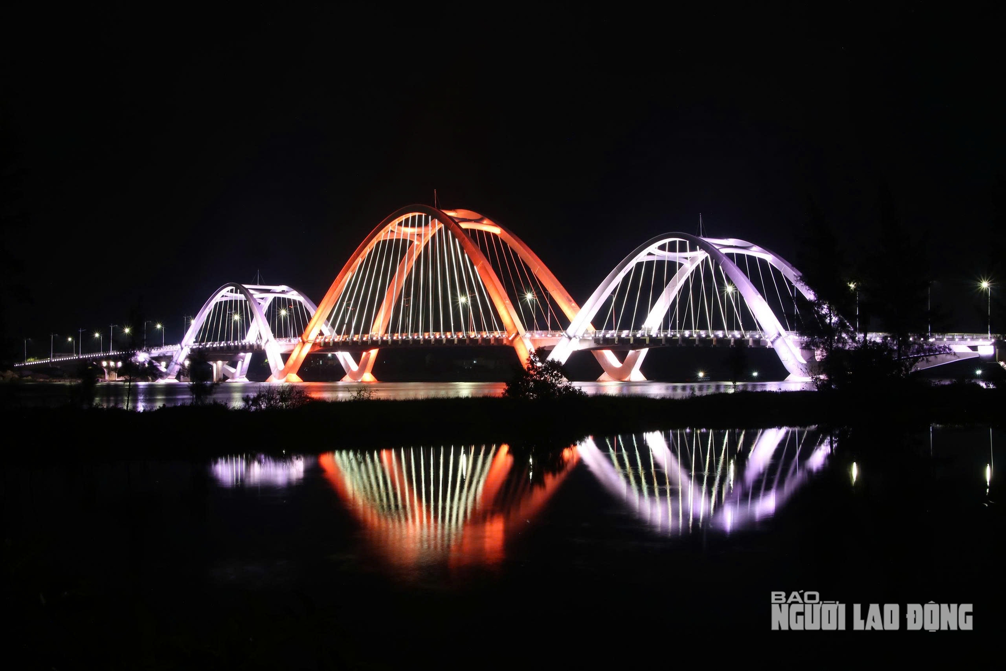 Nghịch lý cây cầu 1.300 tỉ đồng đã sáng đèn nhưng xe chưa thể qua? - Ảnh 8.