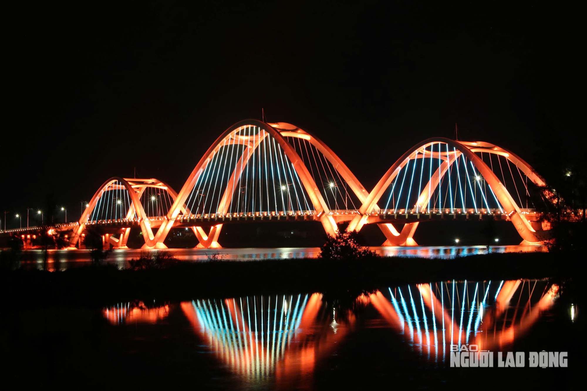 Nghịch lý cây cầu 1.300 tỉ đồng đã sáng đèn nhưng xe chưa thể qua? - Ảnh 9.