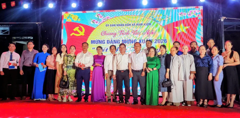 Cán bộ Đảng ủy, UBND xã Hàm Kiệm trong chương trình mừng Đảng, mừng Xuân. trung-tam-hanh-chinh-cong (4).jpg