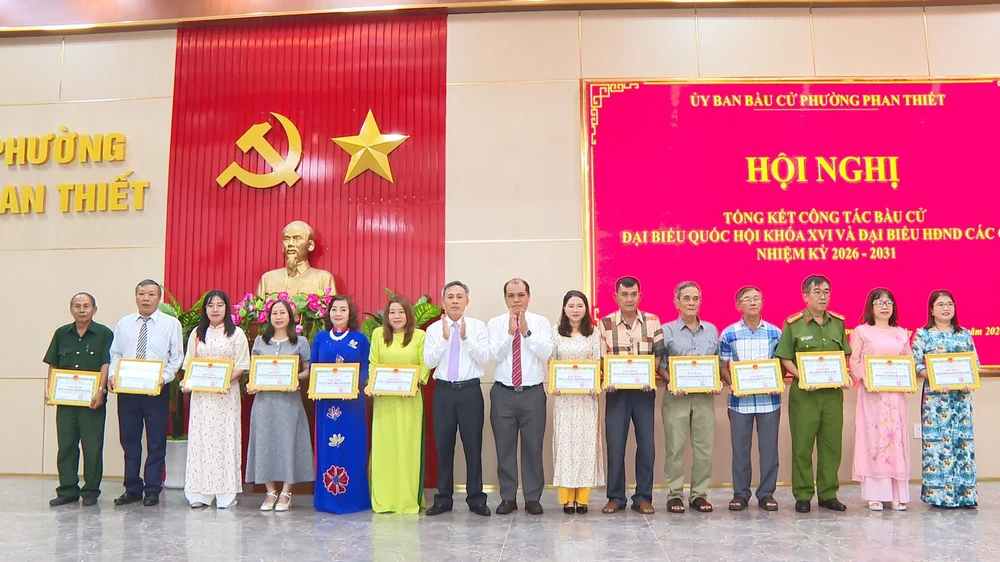 Ủy ban Bầu cử phường Phan Thiết tổng kết công tác bầu cử. 658016123_122122156215151967_2938593806503757988_n.jpg