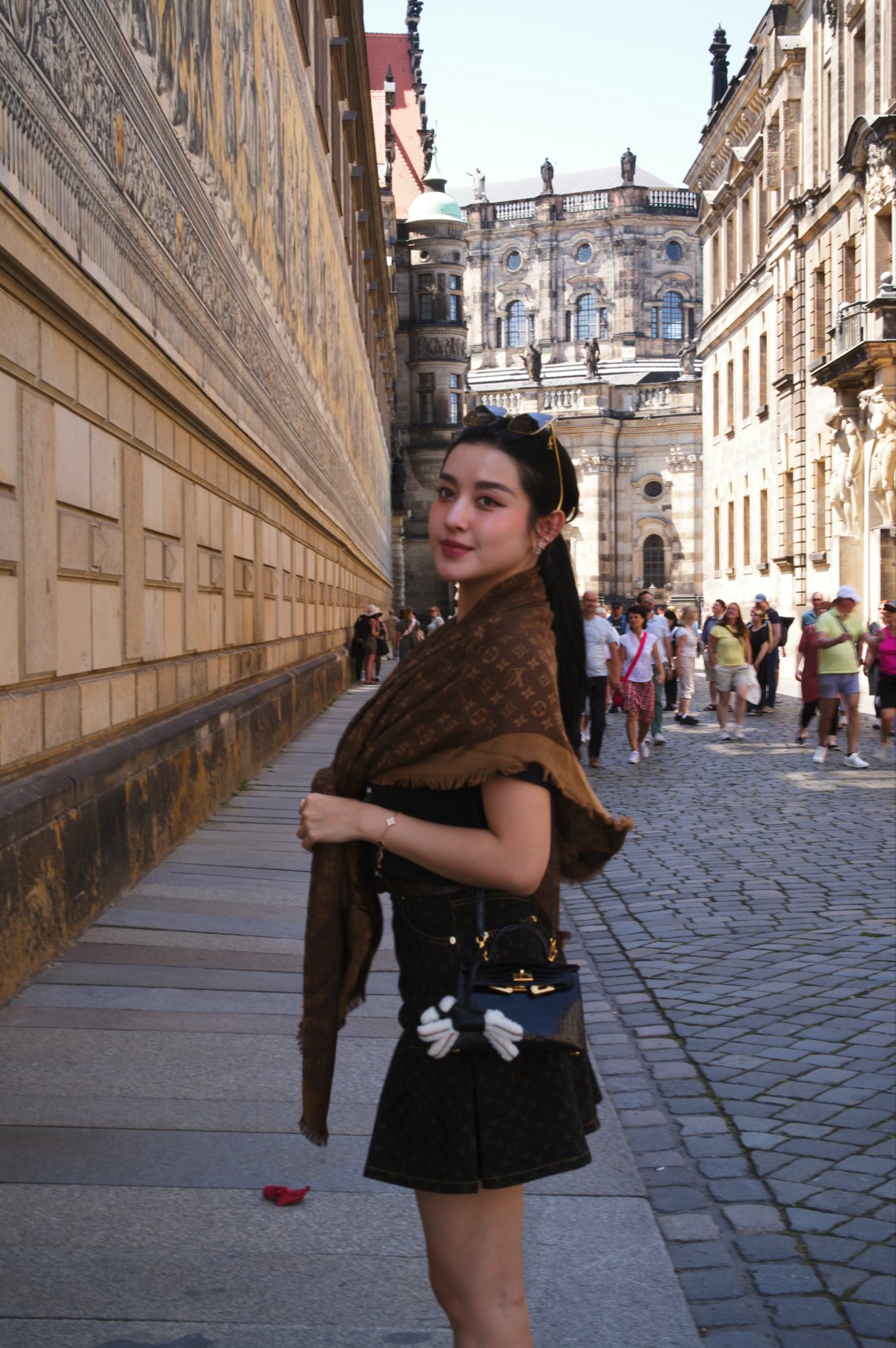 1775556490 823 A hau Huyen My giau co va suu tap do