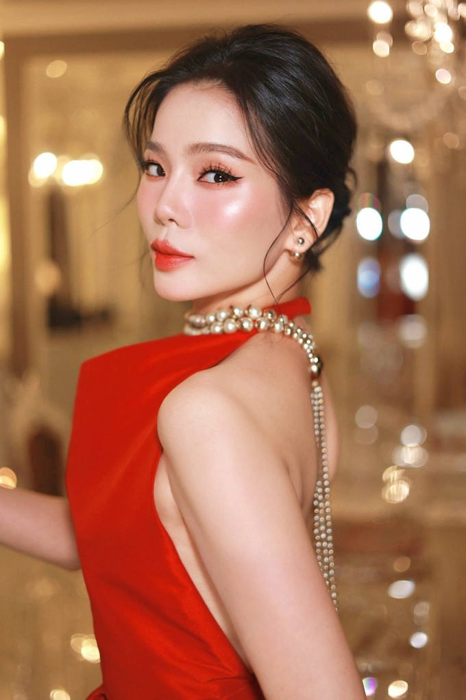 Vẻ gợi cảm tuổi 45 của Lệ Quyên - 11