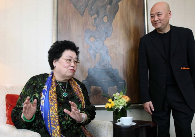 Trì Trọng Thụy săn sóc, chăm lo cho vợ trong mỗi chuyến công tác. Ảnh: Ifeng