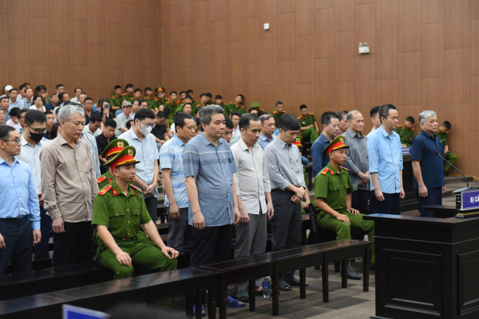 Các bị cáo nghe tuyên án chiều 7/4. Ảnh: Danh Lam