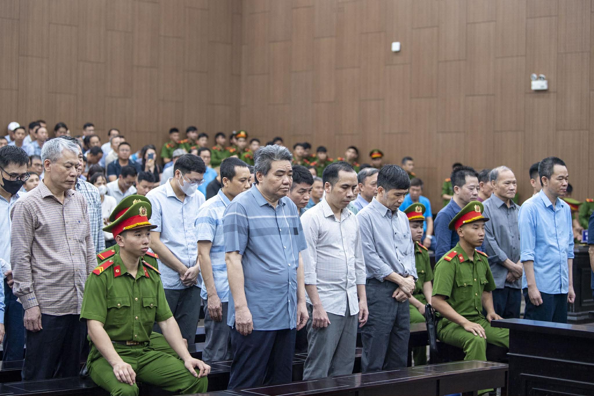 Vụ hối lộ 40 tỉ: Cựu thứ trưởng lãnh 4 năm tù, cựu cục phó bỏ trốn lãnh 5 năm tù 3 Cựu thứ trưởng - Ảnh 3.