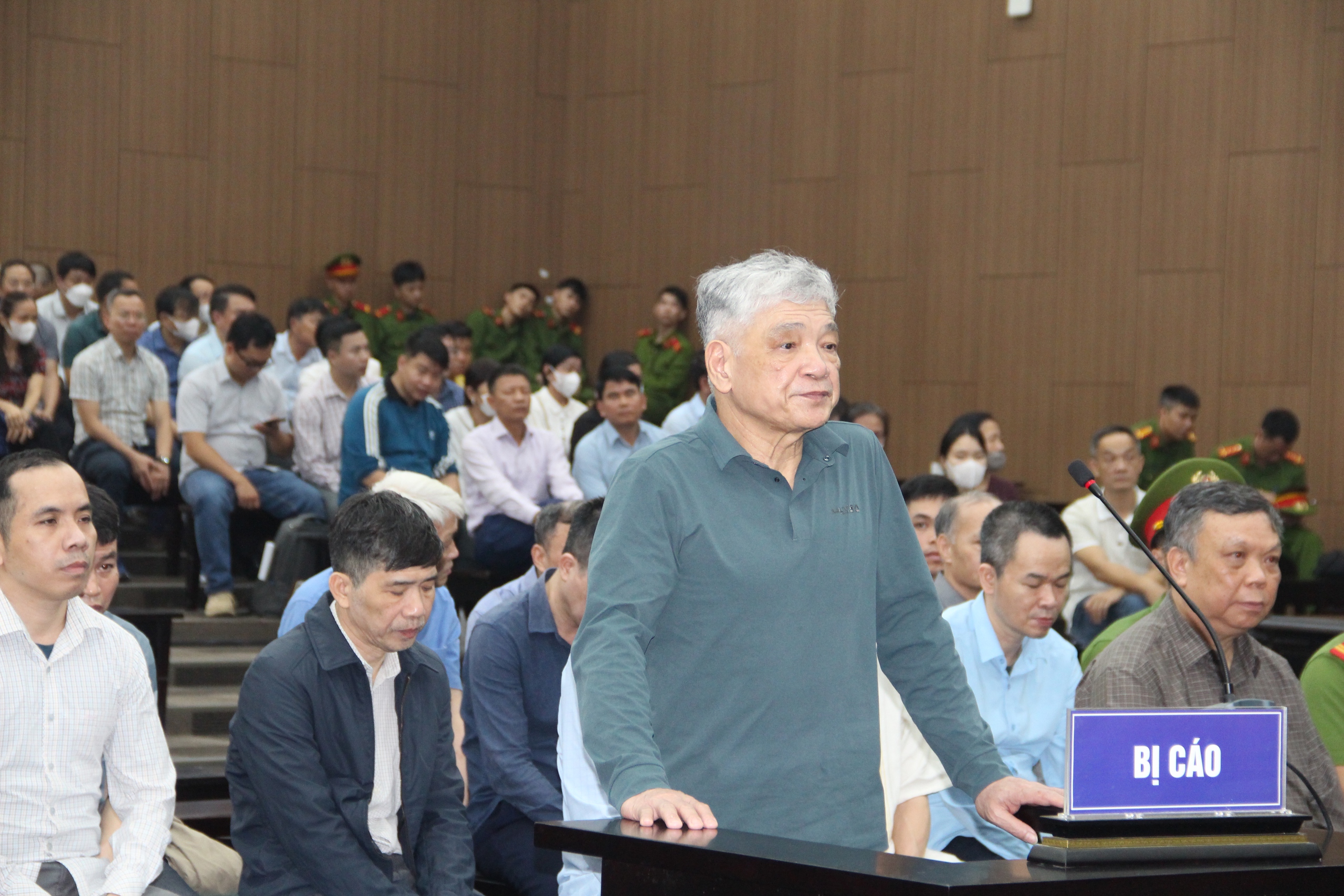 Vụ hối lộ 40 tỉ: Cựu thứ trưởng lãnh 4 năm tù, cựu cục phó bỏ trốn lãnh 5 năm tù 4 Vụ hối lộ 40 tỉ: Cựu thứ trưởng lãnh 4 năm tù, cựu cục phó bỏ trốn lãnh 5 năm tù - Ảnh 4.