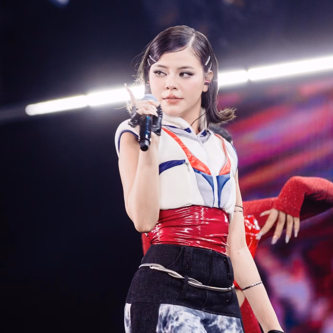 1775559819 357 Gioi ca si len tieng sau lenh cam hat nhep.avif