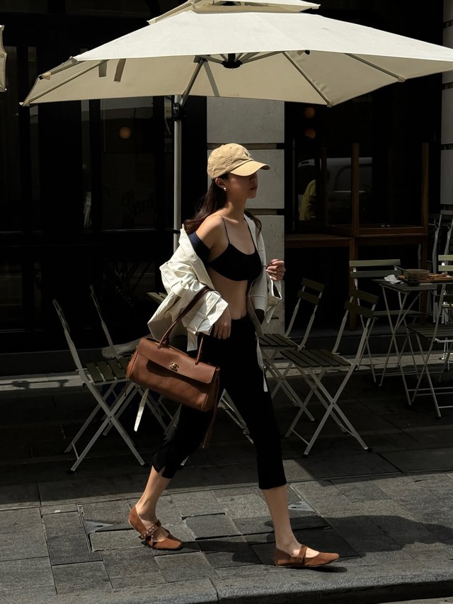 Mẫu giày êm chân, tối giản và thoáng mát không thể vắng mặt trong mùa hè 8 Mẫu giày êm chân, tối giản và thoáng mát ‘must have’ mùa hè - Ảnh 8.