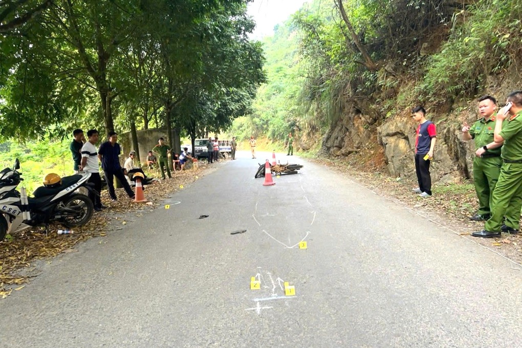 Nam thanh niên đi xe máy kẹp 3, không đội mũ bảo hiểm tông gãy chân CSGT - 2