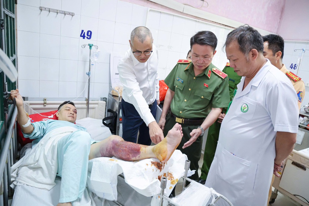 Nam thanh niên đi xe máy kẹp 3, không đội mũ bảo hiểm tông gãy chân CSGT - 3