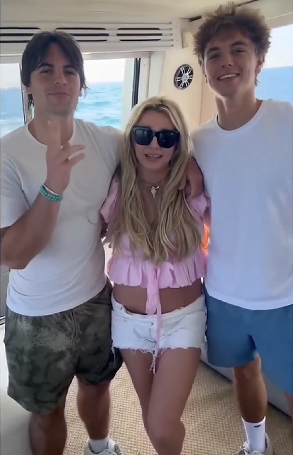 Hai con trai của Britney Spears đoàn tụ với mẹ, vẻ ngoài gây chú ý - 4