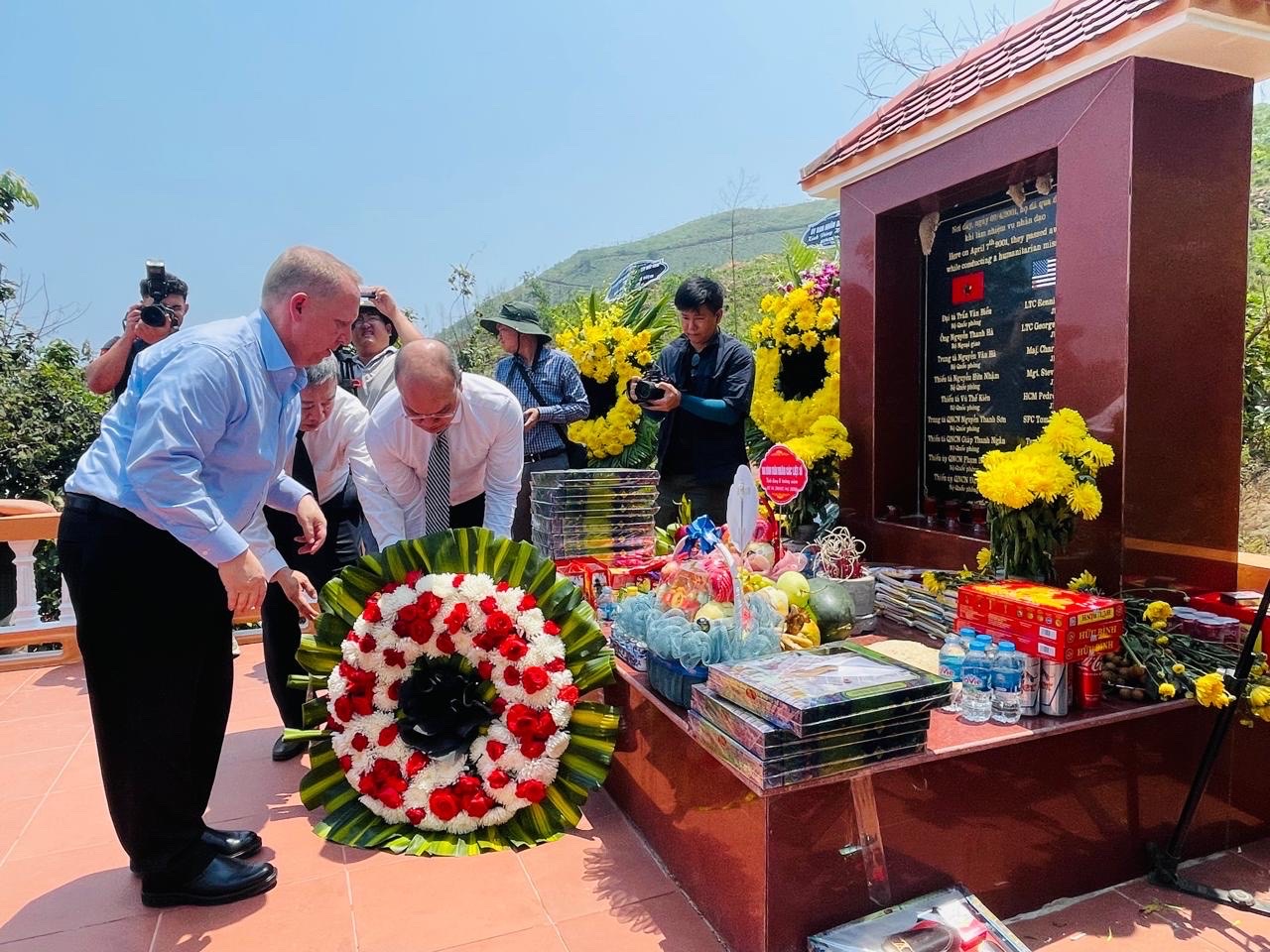 Tưởng niệm 25 năm tai nạn trực thăng làm 16 người tử nạn khi tìm kiếm người Mỹ mất tích 2 Tưởng niệm 25 năm tai nạn trực thăng làm 16 người tử nạn khi tìm kiếm người Mỹ mất tích - Ảnh 2.