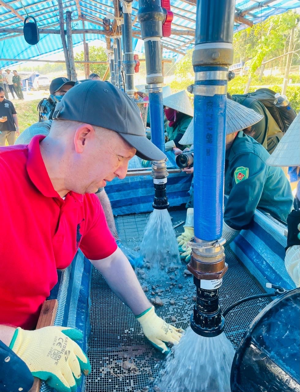 Tưởng niệm 25 năm tai nạn trực thăng làm 16 người tử nạn khi tìm kiếm người Mỹ mất tích 4 Tưởng niệm 25 năm tai nạn trực thăng làm 16 người tử nạn khi tìm kiếm người Mỹ mất tích - Ảnh 4.