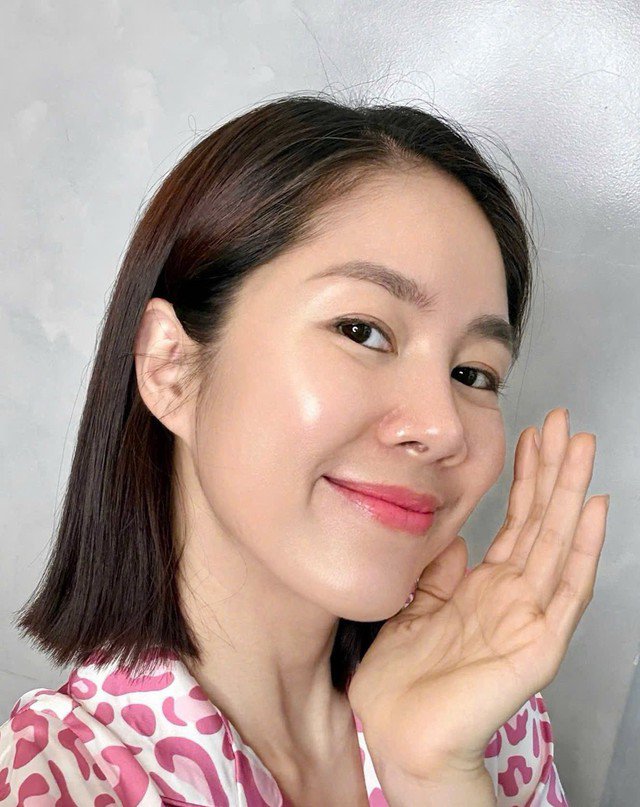 Cuộc sống hạnh phúc bên gia đình là một trong những bí quyết lớn nhất giúp Lê Phương trẻ lâu. Sự viên mãn trong đời sống cá nhân mang đến cho cô sự bình yên, từ đó thể hiện rõ qua thần thái dịu dàng, đằm thắm mỗi khi xuất hiện.