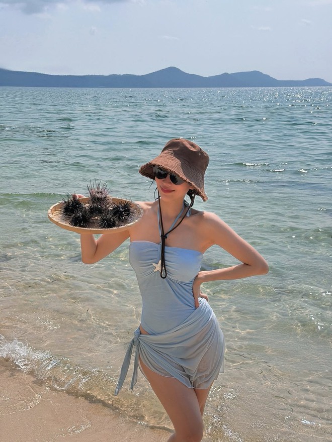 Bỏ qua bikini, nàng vẫn tỏa sáng với loạt trang phục đi biển cuốn hút 2 Bỏ qua bikini, nàng vẫn tỏa sáng với loạt trang phục đi biển cuốn hút - Ảnh 2.