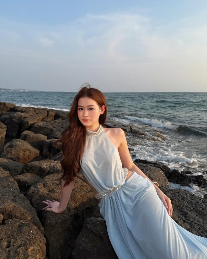 Bỏ qua bikini, nàng vẫn tỏa sáng với loạt trang phục đi biển cuốn hút 3 Bỏ qua bikini, nàng vẫn tỏa sáng với loạt trang phục đi biển cuốn hút - Ảnh 3.