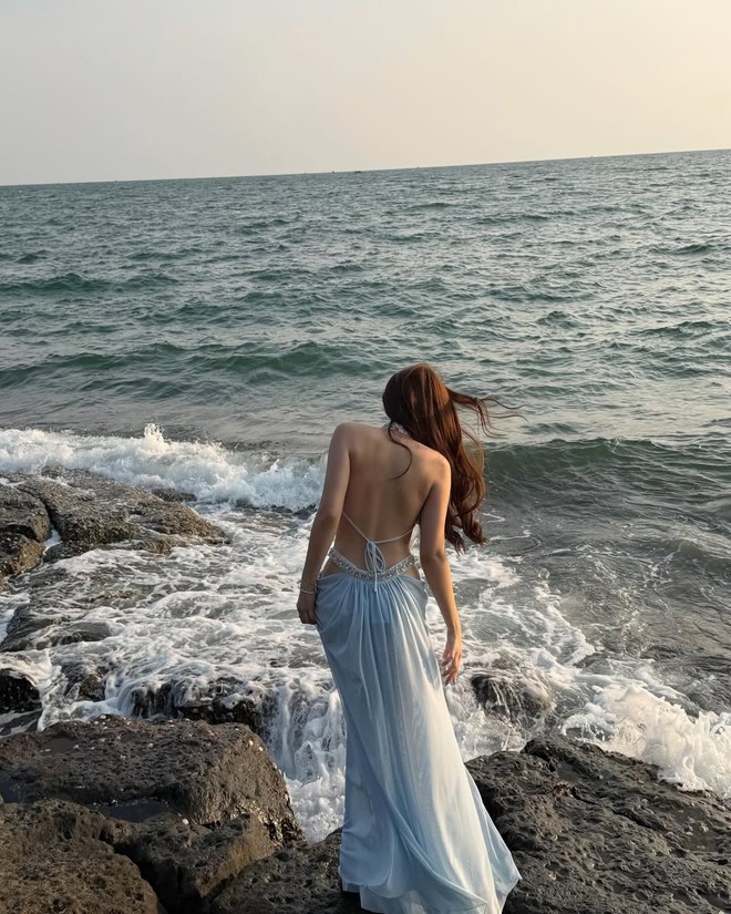 Bỏ qua bikini, nàng vẫn tỏa sáng với loạt trang phục đi biển cuốn hút 4 Bỏ qua bikini, nàng vẫn tỏa sáng với loạt trang phục đi biển cuốn hút - Ảnh 4.