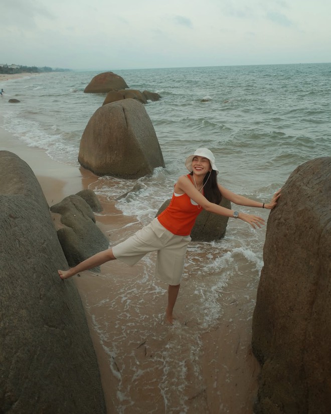 Bỏ qua bikini, nàng vẫn tỏa sáng với loạt trang phục đi biển cuốn hút 7 Bỏ qua bikini, nàng vẫn tỏa sáng với loạt trang phục đi biển cuốn hút - Ảnh 7.