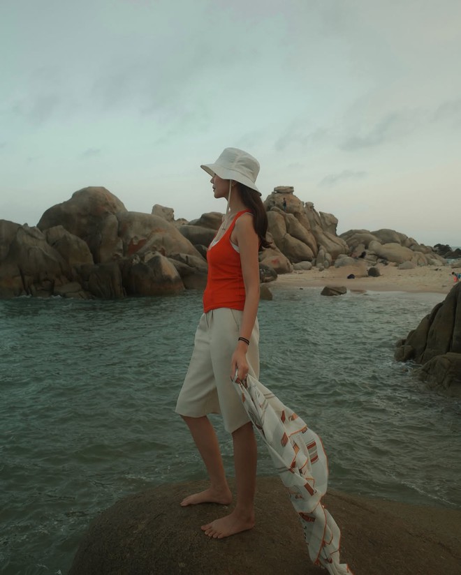 Bỏ qua bikini, nàng vẫn tỏa sáng với loạt trang phục đi biển cuốn hút 8 Bỏ qua bikini, nàng vẫn tỏa sáng với loạt trang phục đi biển cuốn hút - Ảnh 8.