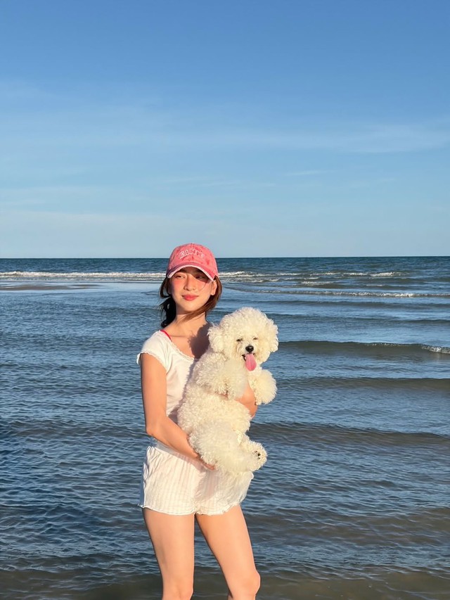 Bỏ qua bikini, nàng vẫn tỏa sáng với loạt trang phục đi biển cuốn hút 9 Bỏ qua bikini, nàng vẫn tỏa sáng với loạt trang phục đi biển cuốn hút - Ảnh 9.